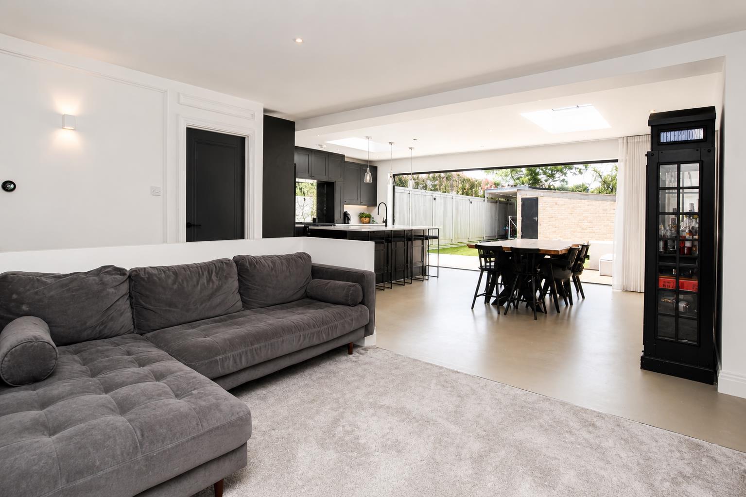 5 bed property in Vernon Close, Epsom